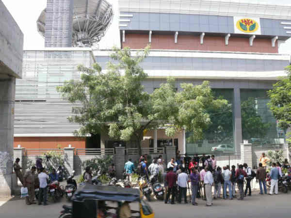 ஊரெல்லாம் சோதனை