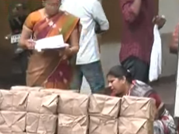 கேள்வித்தாளையும் ஆராய்ந்தனர்