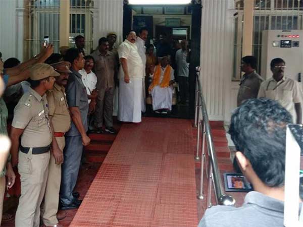 கையசைத்து புன்னகைத்த கருணாநிதி