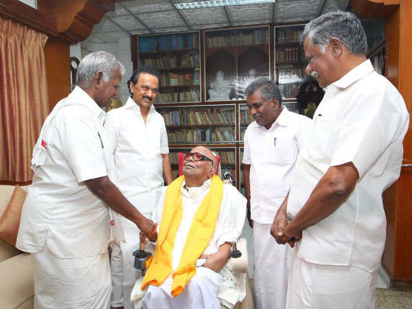 அடையாளம் கண்டு புன்னகைத்தார்