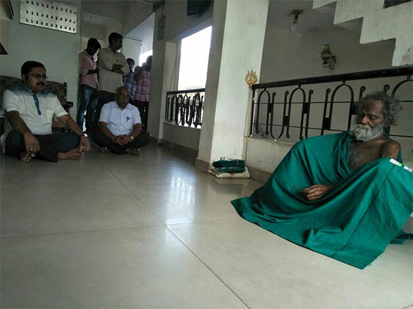 தியானம் செய்த தினகரன்