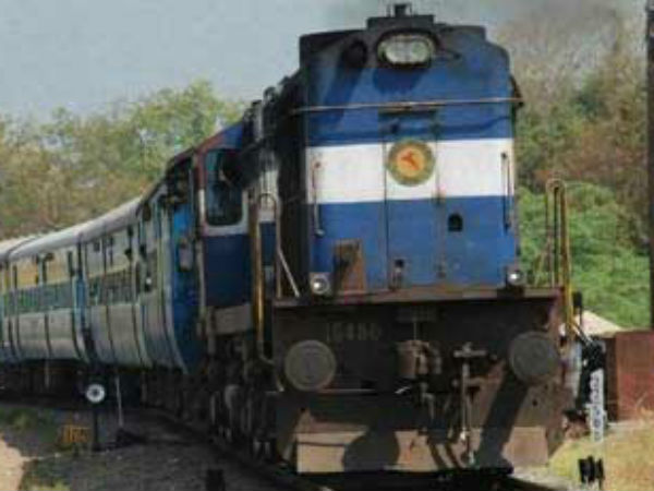 நடந்தே சந்தாரி ரயில்நிலையத்துக்கு...