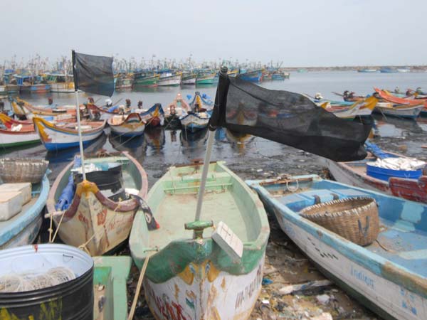 இந்திய கடற்படை மீது வழக்கு