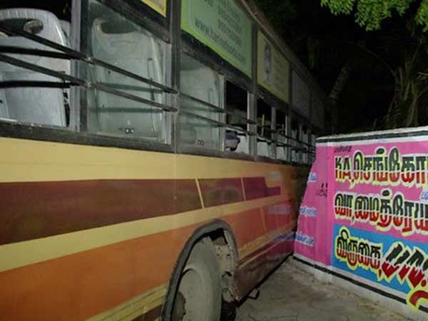 விபத்தில் சிக்கிய பயணிகள்
