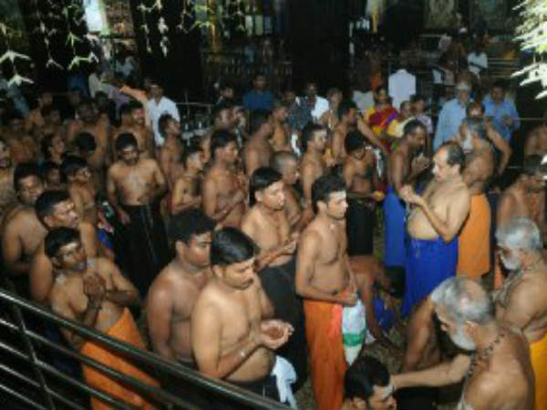 மாலை அணிந்த பக்தர்கள்