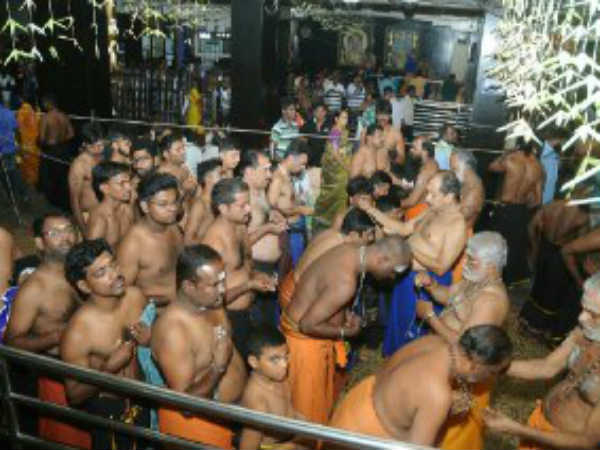 குருசாமி தலைமையில் விரதம்