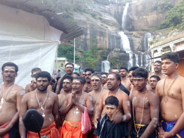 புனித நீராடிய பக்தர்கள்