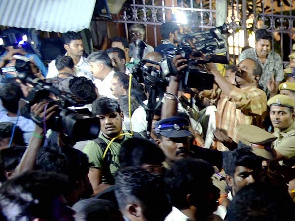 சோதனைக்கு ஆணை தேவையில்லை