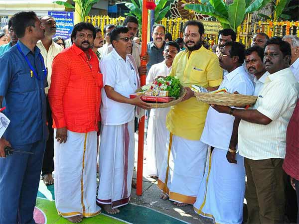 அம்மனுக்கு பட்டு குடைகள்