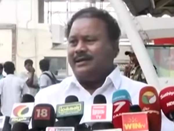 உதயகுமாரும் சேர்ந்து கொண்டார்
