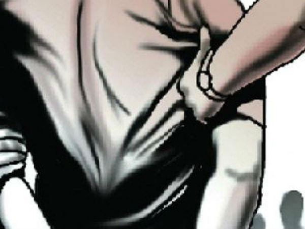 பொது இடத்தில் நடந்த கொடுமை