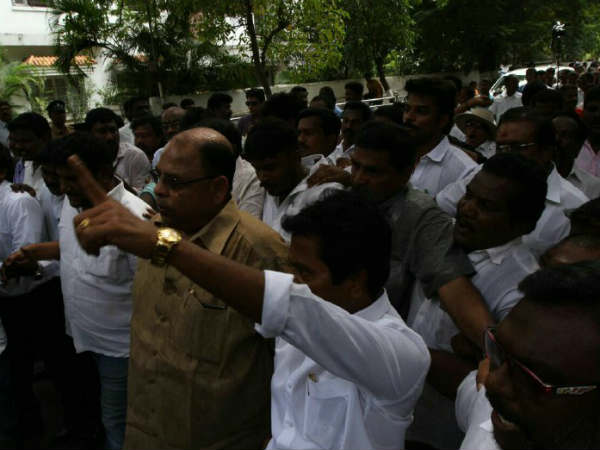 எங்களை அனுமதிக்க வேண்டாம்