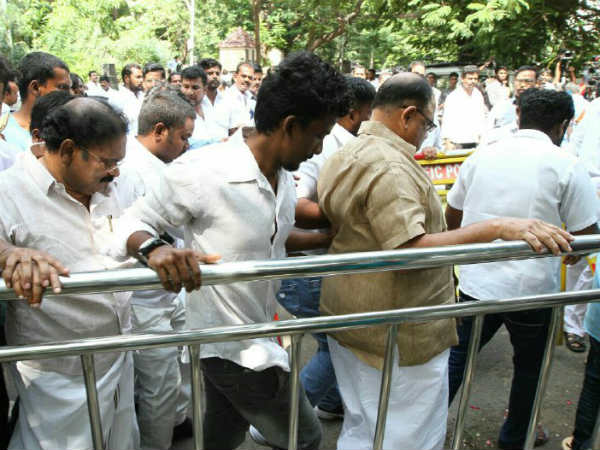 அரசின் அடக்குமுறை