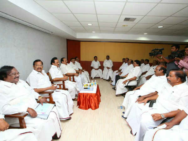 மோதலை ரசிக்கும் திமுக