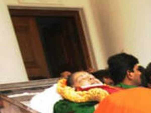 உடலை தோண்டி எடுக்க வேண்டும்