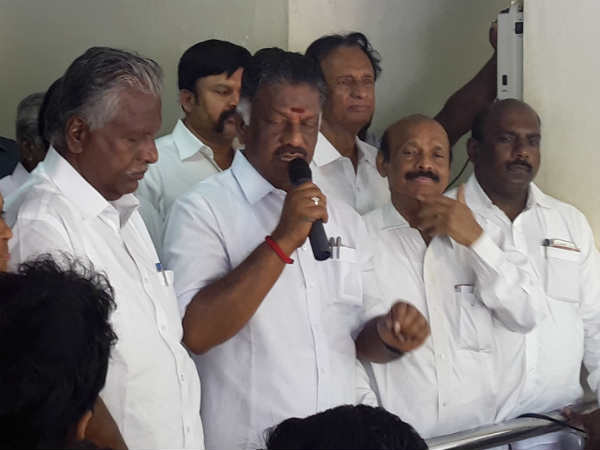 ஓ.பன்னீர்செல்வத்திற்கு ஆரவார வரவேற்பு