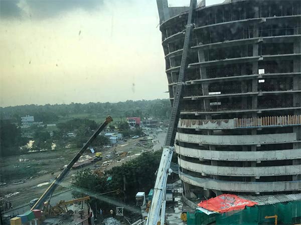 வேன் மீது விழுந்தது