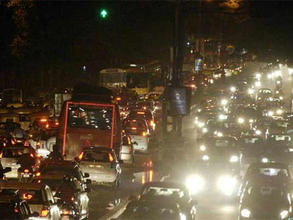 Heavy rain slashes Chennai people struck at roads and no transport available Heavy rain slashes Chennai people struck at roads and no transport available