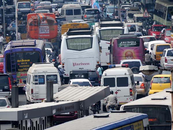 Rain on one side, traffic jams on other side torture Chennai Rain on one side, traffic jams on other side torture Chennai