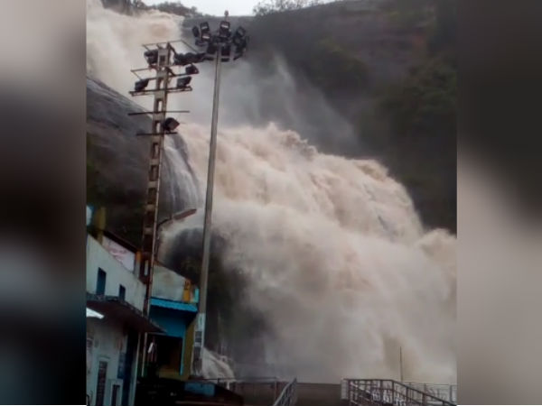 Heavy flood in Nellai Kuttralam falls: Electric post collapsed in main falls area Heavy flood in Nellai Kuttralam falls: Electric post collapsed in main falls area