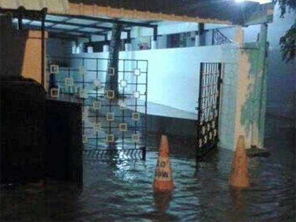 DMK leader Karunanidhi's Gopalapuram house has also been flooded DMK leader Karunanidhi's Gopalapuram house has also been flooded
