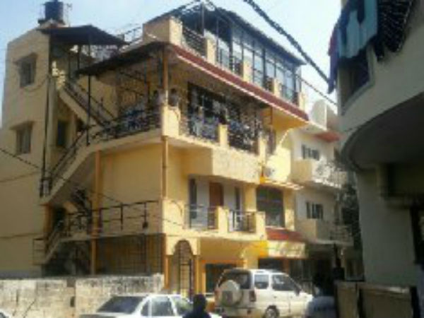 Income tax officials raiding at Jayalalitha's most trusted person Poongundran's house Income tax officials raiding at Jayalalitha's most trusted person Poongundran's house