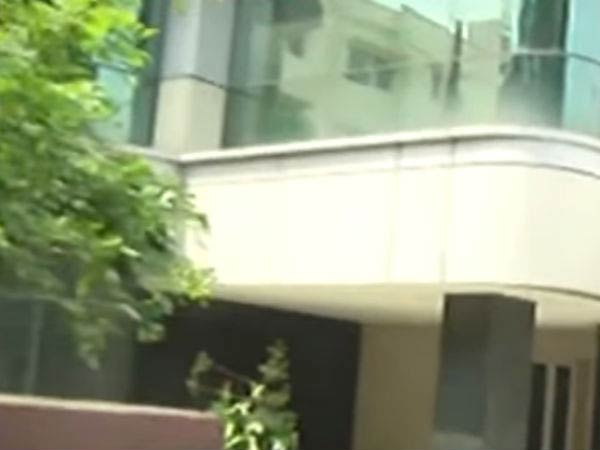 IT officials break the lcok in Dr.Sivakumar's house and search IT officials break the lcok in Dr.Sivakumar's house and search