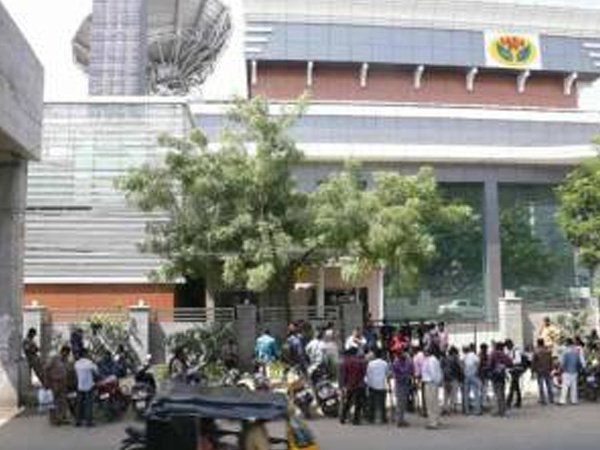 IT raids on premises linked to Sasikala continue for 5th day IT raids on premises linked to Sasikala continue for 5th day