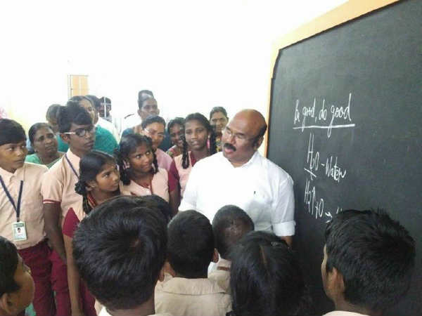 Minister Jayakumar teached lesson for corporation students at Chennai Royapuram Minister Jayakumar teached lesson for corporation students at Chennai Royapuram