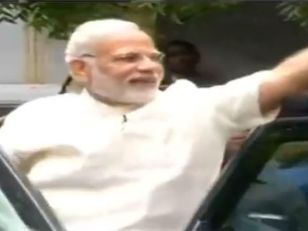 PM Modi waves his hands by wetting in rain PM Modi waves his hands by wetting in rain