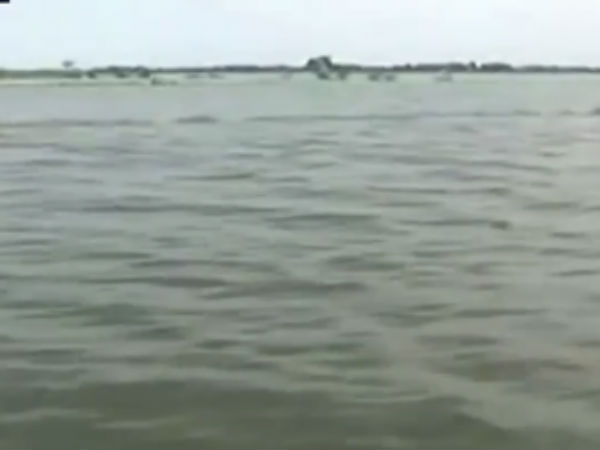 Nagapattinam districts villages were flooding in rain water Nagapattinam districts villages were flooding in rain water