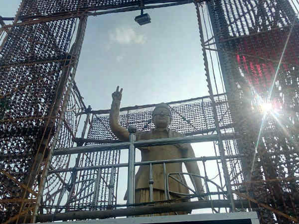 Ministers avoided to give respect to MGR statue opened Karunanidhi Ministers avoided to give respect to MGR statue opened Karunanidhi