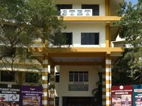 Income Tax raid at Diwakaran college in Mannargudi Income Tax raid at Diwakaran college in Mannargudi