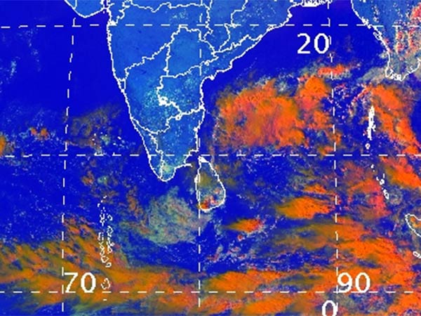 Thunderstorm accompanied with lightning at isolated places of Tamilnadu and Puducherry: Chennai meteorological center Thunderstorm accompanied with lightning at isolated places of Tamilnadu and Puducherry: Chennai meteorological center