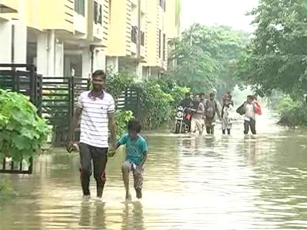 People stage road roko in mudichur Chennai People stage road roko in mudichur Chennai