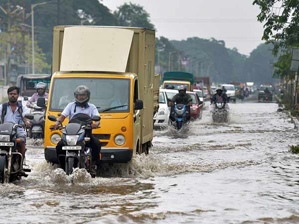 Chennai Trichy highway road blocked with rain water transport affected. Chennai Trichy highway road blocked with rain water transport affected.