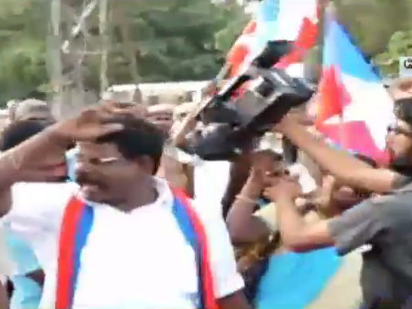 வேலூர் : அரக்கோணம் அருகே பள்ளி மாணவிகள் தற்கொலை செய்து கொண்ட சம்பவத்தில் நடவடிக்கை எடுக்கக்கோரி விடுதலை சிறுத்தைகள் கட்சியினர் போராட்டம் நடத்தினர். வேலூர் மாவட்டம் அரக்கோணம் அருகே உள்ள பணப்பாக்கம் அரசுப்பள்ளி மாணவிகள் மோனிஷா, ரேவதி, தீபா, சங்கரி ஆகியோர் ஆசிரியைகள் திட்டியதால் மனமுடைந்து பள்ளி அருகே உள்ள கிணற்றில் விழுந்து தற்கொலை செய்து கொண்டனர். இதனால் அந்தப்பகுதியில் பரபரப்பு ஏற்பட்டுள்ளது. நான்கு தனிப்படைகள் அமைத்து பெற்றோர்கள், ஆசிரியர்களிடம் விசாரணை நடந்துவருகிறது. இந்நிலையில் முதற்கட்ட விசாரணையை அடுத்து பள்ளியின் தலைமை ஆசிரியர் ரமாமணி, வகுப்பு ஆசிரியர் லலிதா ஆகியோர் சஸ்பெண்ட் செய்யப்பட்டுள்ளனர். இந்த சம்பவத்தை அடுத்து பணப்பாக்கத்தில் கடையடைப்பு போராட்டம் நடந்து வருகிறது. இதில் மேல்விசாரணை கோரியும், மாணவிகளாஇ இழந்த குடும்பங்களுக்கு 25 லட்ச ரூபாய் வழங்கக்கோரியும் விடுதலை சிறுத்தைகள் கட்சியினர் வலியுறுத்தி பணப்பாக்கத்தில் போராட்டம் நடத்தினர். வேலூர் : அரக்கோணம் அருகே பள்ளி மாணவிகள் தற்கொலை செய்து கொண்ட சம்பவத்தில் நடவடிக்கை எடுக்கக்கோரி விடுதலை சிறுத்தைகள் கட்சியினர் போராட்டம் நடத்தினர். வேலூர் மாவட்டம் அரக்கோணம் அருகே உள்ள பணப்பாக்கம் அரசுப்பள்ளி மாணவிகள் மோனிஷா, ரேவதி, தீபா, சங்கரி ஆகியோர் ஆசிரியைகள் திட்டியதால் மனமுடைந்து பள்ளி அருகே உள்ள கிணற்றில் விழுந்து தற்கொலை செய்து கொண்டனர். இதனால் அந்தப்பகுதியில் பரபரப்பு ஏற்பட்டுள்ளது. நான்கு தனிப்படைகள் அமைத்து பெற்றோர்கள், ஆசிரியர்களிடம் விசாரணை நடந்துவருகிறது. இந்நிலையில் முதற்கட்ட விசாரணையை அடுத்து பள்ளியின் தலைமை ஆசிரியர் ரமாமணி, வகுப்பு ஆசிரியர் லலிதா ஆகியோர் சஸ்பெண்ட் செய்யப்பட்டுள்ளனர். இந்த சம்பவத்தை அடுத்து பணப்பாக்கத்தில் கடையடைப்பு போராட்டம் நடந்து வருகிறது. இதில் மேல்விசாரணை கோரியும், மாணவிகளாஇ இழந்த குடும்பங்களுக்கு 25 லட்ச ரூபாய் வழங்கக்கோரியும் விடுதலை சிறுத்தைகள் கட்சியினர் வலியுறுத்தி பணப்பாக்கத்தில் போராட்டம் நடத்தினர்.
