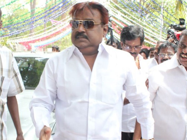 DMDK General secretary Vijayakanth travels in bullock cart DMDK General secretary Vijayakanth travels in bullock cart