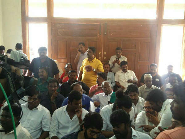 அதிகாரிகளைத் தெறிக்கவிட்ட வேட்பாளர்