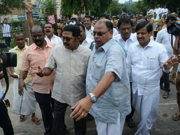 அடுத்து தினகரன் குரூப்