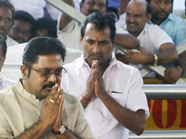 ஜெ. சமாதியில் ஏறிய தினகரன்