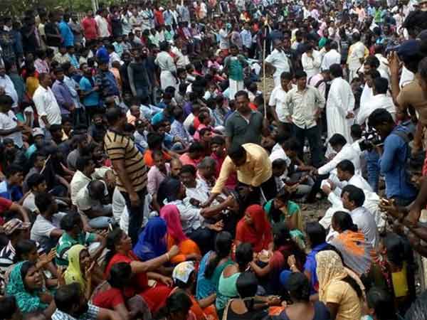 ரயில் மறியல் போராட்டம்