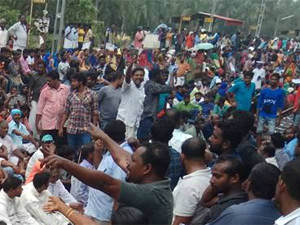 அக்கா கொஞ்சம் அம்மி கொடேன்