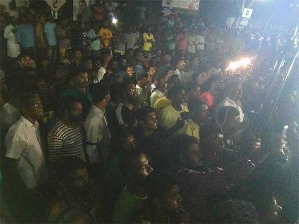 வெக்கையில் புழங்கிய மக்கள்