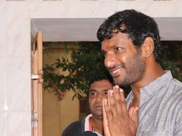 விஷாலுக்கு முதலிடம்