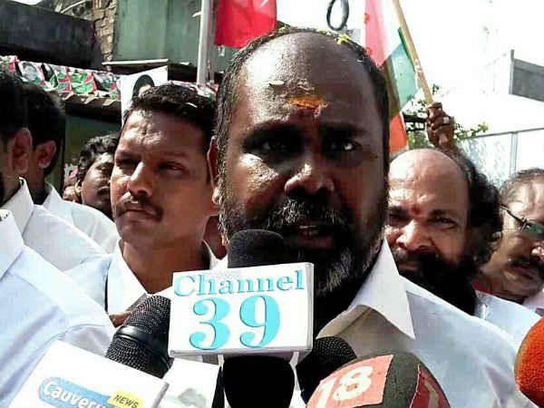 வீடு வீடாக சென்று வாக்கு