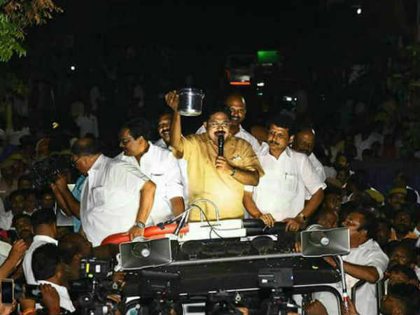 அதிமுக களம்
