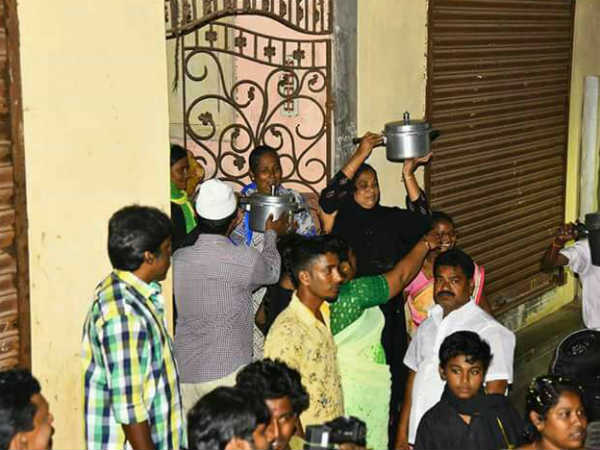 குக்கர்கள் பறிமுதல்
