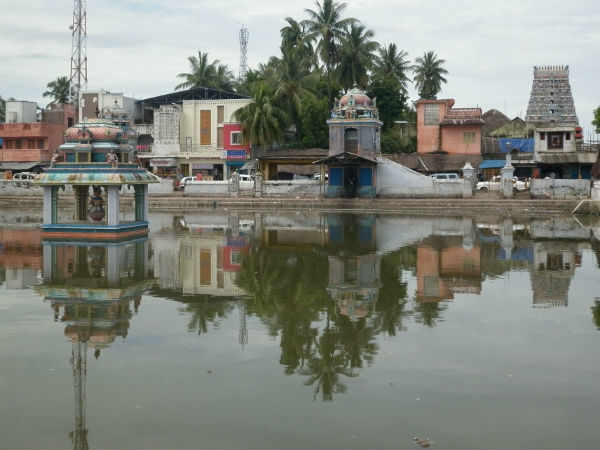 நளன் குளத்தில் நீராடல்