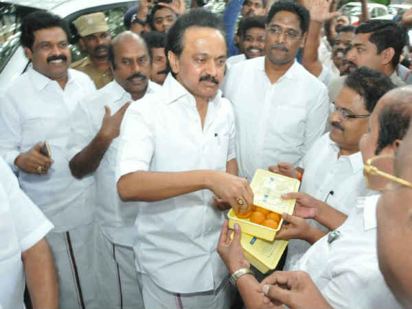 இனிப்புகளுடன் கொண்டாட்டம்